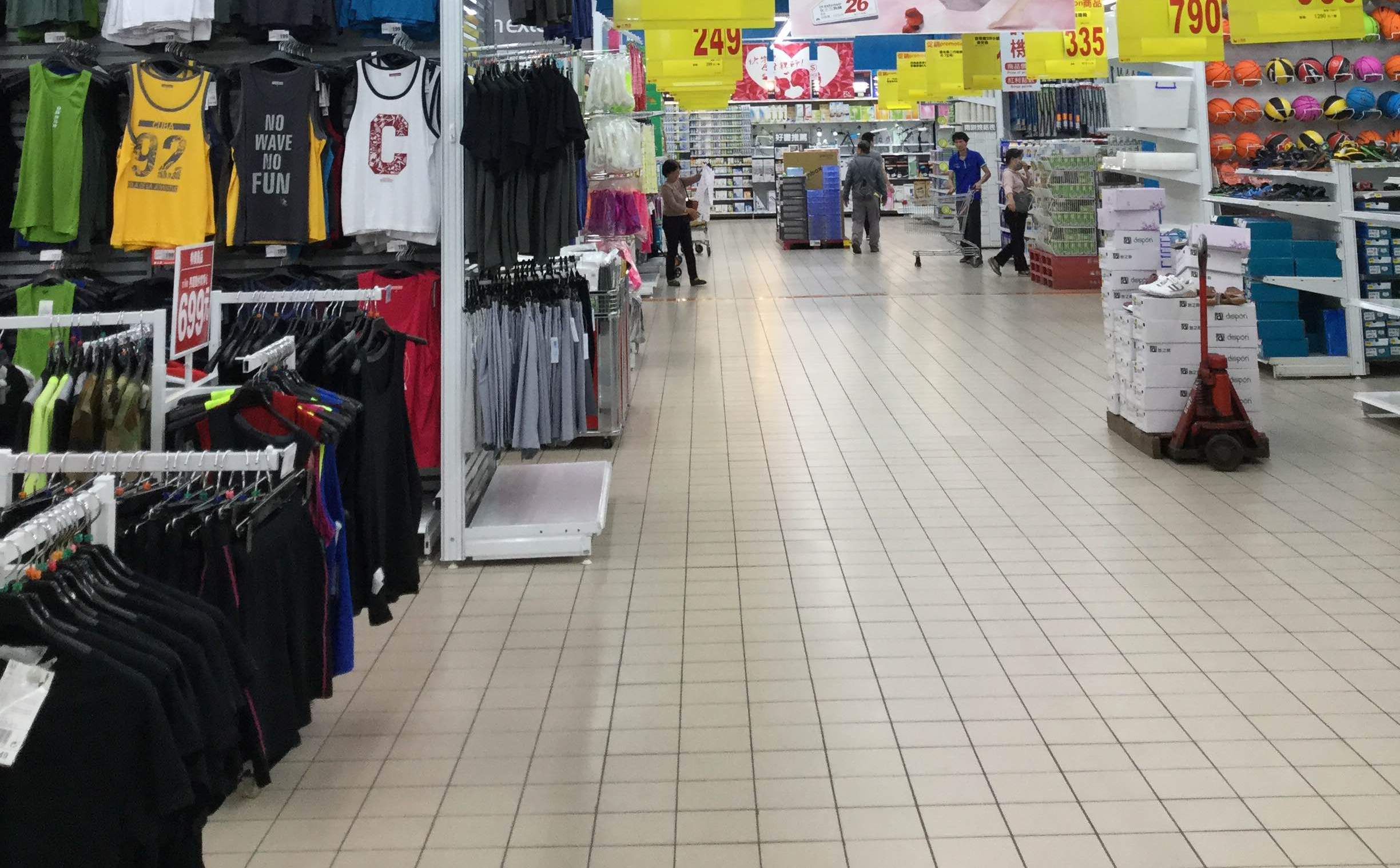 大きなスーパーで買い物