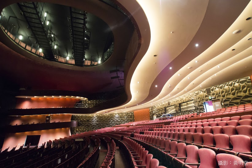 赤を基調とした大ホールでは、どこの席でも抜群の音響を楽しめ、視界が遮られることなくパフォーマンスを楽しめる。