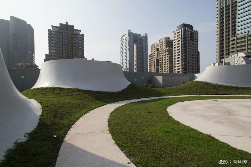 緑の敷かれた屋上のスカイガーデンは、コンサート、屋外映画館など多目的に使える、