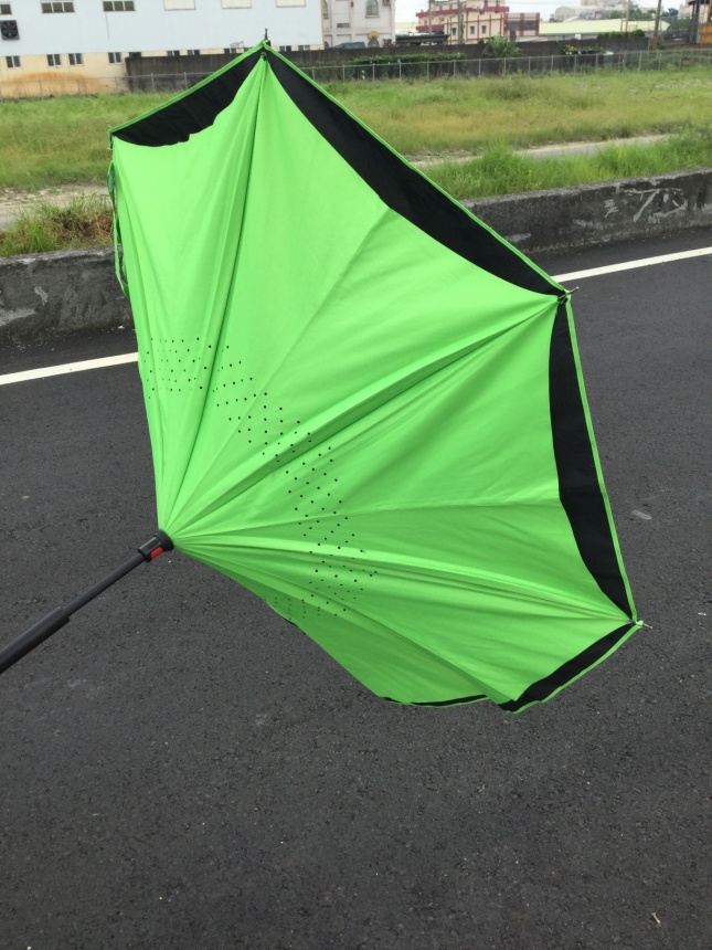 台湾で見かける新しいタイプのかさと雨具の購入