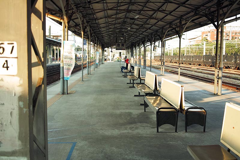 台湾鉄道：ホームの掲示板